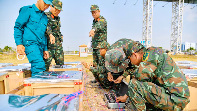 Việc triển khai bắn pháo được kích nổ qua thiết bị điện tử từ xa để bảo đảm an toàn.