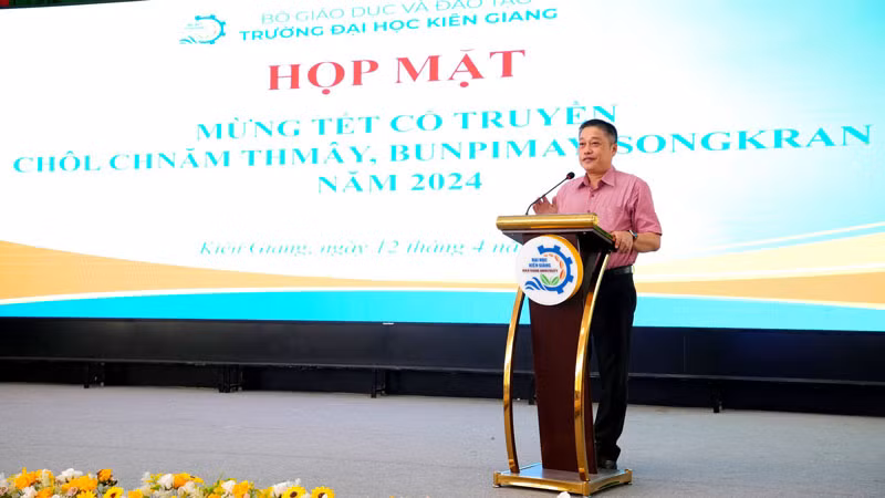 Tiến sĩ Nguyễn Hữu Thọ, Phó Hiệu trưởng Trường đại học Kiên Giang phát biểu chúc mừng.
