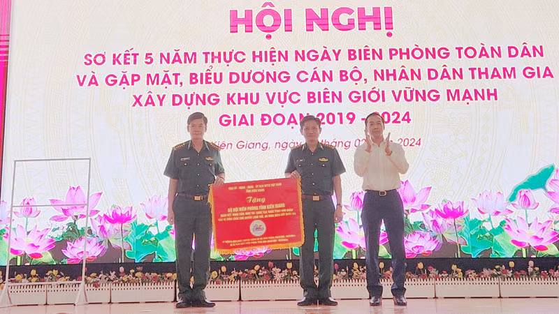 Lãnh đạo tỉnh Kiên Giang trao bức trướng của Ban Chấp hành Đảng bộ tỉnh cho Bộ đội Biên phòng tỉnh. 