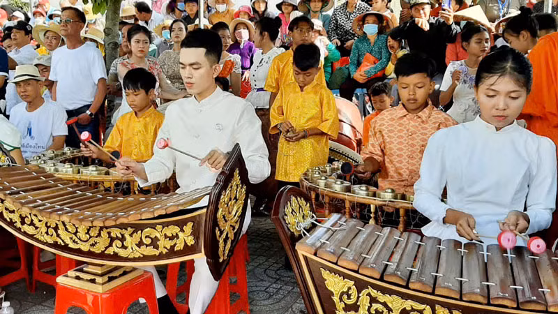 Biểu diễn nhạc cụ dân tộc Khmer.