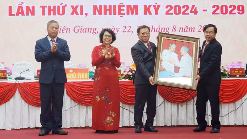 Bà Tô Thị Bích Châu, Phó Chủ tịch Ủy ban Trung ương Mặt trận Tổ quốc Việt Nam tặng bức tranh Bác Hồ-Bác Tôn, biểu tượng thiêng liêng của khối đại đoàn kết toàn dân tộc Việt Nam cho Đoàn Chủ tịch Đại hội.
