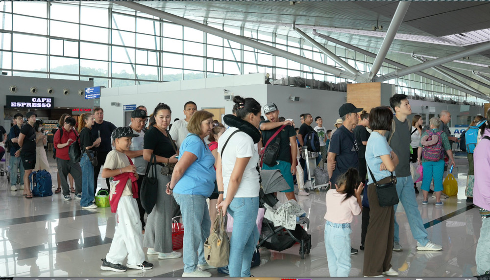 Khách du lịch làm thủ tục lên máy bay về Đài Loan (Trung Quốc). 