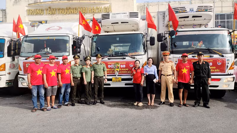 Công an tỉnh Kiên Giang xuất quân chuyển hàng cứu trợ đồng bào các tỉnh miền bắc bị thiệt hại do bão số 3 gây ra.