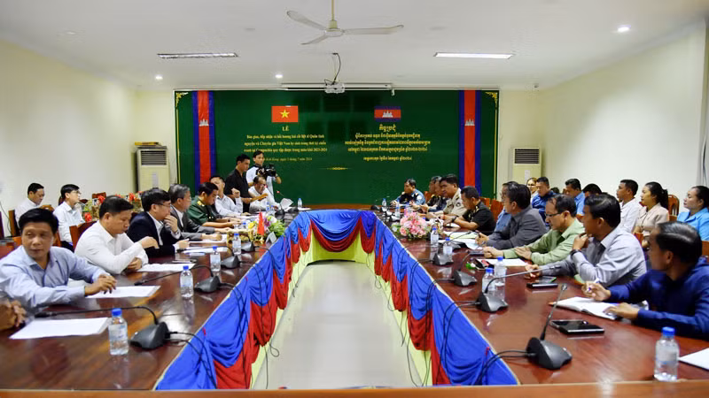 Quang cảnh lễ bàn giao, tiếp nhận và hồi hương hài cốt liệt sĩ quân tình nguyện và chuyên gia Việt Nam hy sinh trong thời kỳ chiến tranh tại Campuchia.