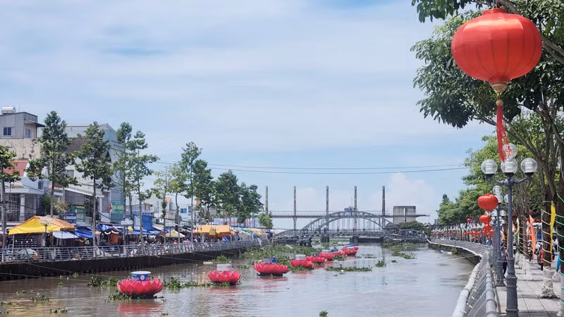Hoa đăng được trang trí trên Sông Kiên.