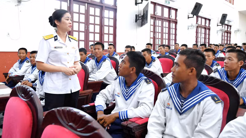 Báo cáo viên của Tòa án Quân sự khu vực Quân chủng Hải quân giải đáp câu hỏi do cán bộ, chiến sĩ đặt ra. 