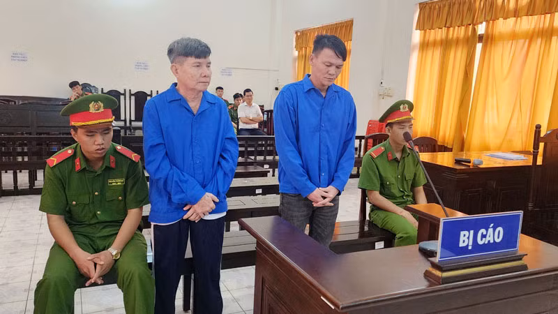 Hai bị cáo Phước (bên phải) và Tùng tại phiên tòa.