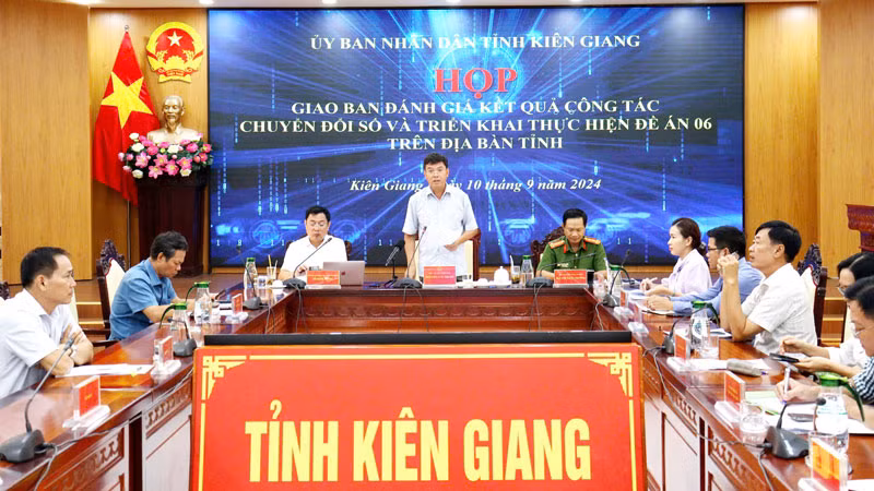 Phó Chủ tịch Ủy ban nhân dân tỉnh Kiên Giang Nguyễn Lưu Trung phát biểu chỉ đạo cuộc họp. 