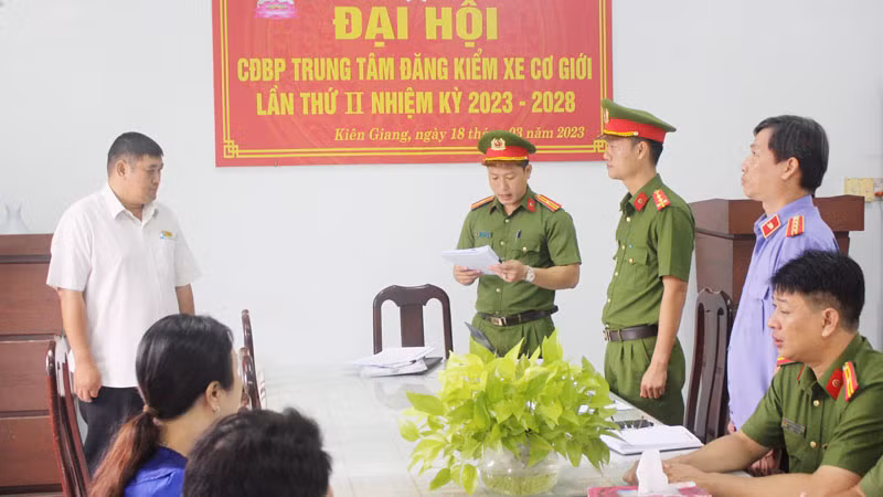 Cơ quan Công an tống đạt quyết định khởi tố bị can đối với Nguyễn Quốc Sử. (Ảnh: LÝ VĂN)