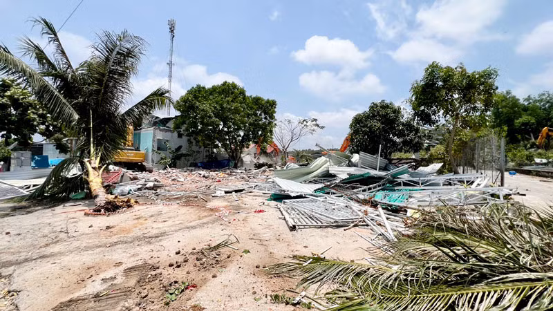 Trên phần đất bị cưỡng chế, trước đó ông Đ. và ông M. đã xây dựng trái phép 8 căn nhà và 5 bungalow nhỏ.