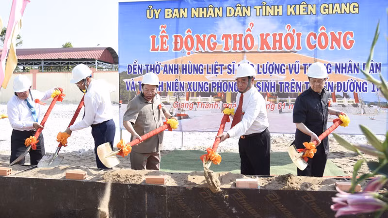 Đại tướng Lê Hồng Anh, nguyên Ủy viên Bộ Chính trị, nguyên Thường trực Ban Bí thư Trung ương Đảng, lãnh đạo tỉnh An Giang và lãnh đạo tỉnh Kiên Giang thực hiện nghi thức khởi công.