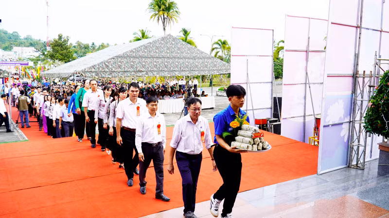 Lần lượt các đơn vị, các tổ chức chính trị, xã hội trong và ngoài tỉnh Kiên Giang dâng lễ vật.