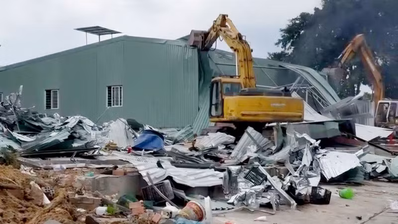 Ngành chức năng tỉnh Kiên Giang cưỡng chế hơn 13.000m2 đất của ông Đ. và ông M. trả lại đất cho Vườn quốc gia Phú Quốc quản lý.