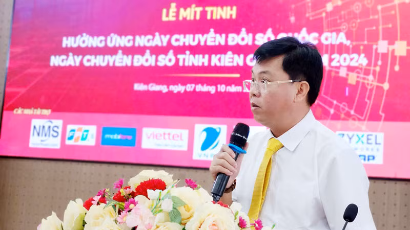 Phó Chủ tịch Ủy ban nhân dân tỉnh Kiên Giang Nguyễn Lưu Trung phát biểu tại lễ mít-tinh.