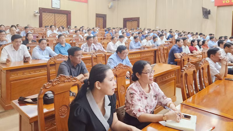 Cán bộ, công chức, người đứng đầu các ban Đảng, chính quyền và các đoàn thể các cấp trong tỉnh Kiên Giang dự hội nghị tập huấn.