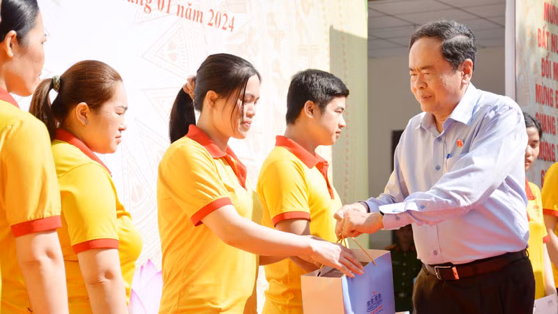 Phó Chủ tịch Thường trực Quốc hội Trần Thanh Mẫn tặng quà cho công nhân, người lao động tại khu cảng cá Tắc Cậu. 