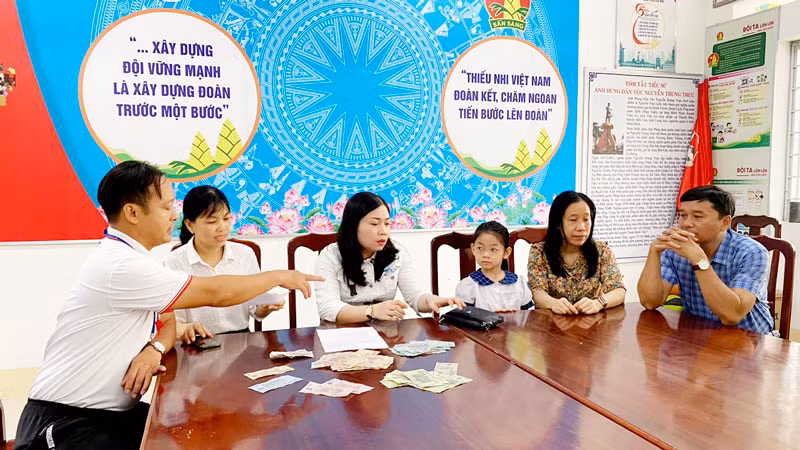 Kiên Giang: Học sinh lớp 1 nhặt ví có hơn 28 triệu đồng, nhờ cô giáo tìm trả người đánh rơi