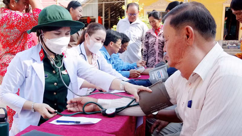 Y sĩ, bác sĩ, của Bộ Chỉ huy quân sự tỉnh Kiên Giang, Bệnh viện đa khoa tỉnh Kiên Giang khám bệnh cho người nhân dân huyện Kampongtrach, tỉnh Kampot.