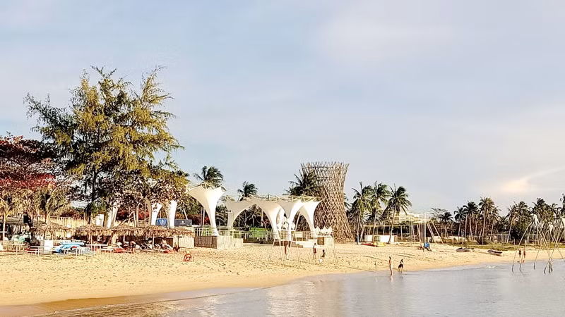 Khu nghỉ dưỡng Sunset Sanato, dự án của Công ty Cổ phần 99 Núi đang nợ thuế, lãnh đạo công ty bị tạm hoãn xuất cảnh. 