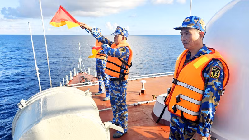 Nhân viên tín hiệu tàu Hải quân Việt Nam luyện tập cờ tay với tàu Hải quân Hoàng gia Thái Lan.