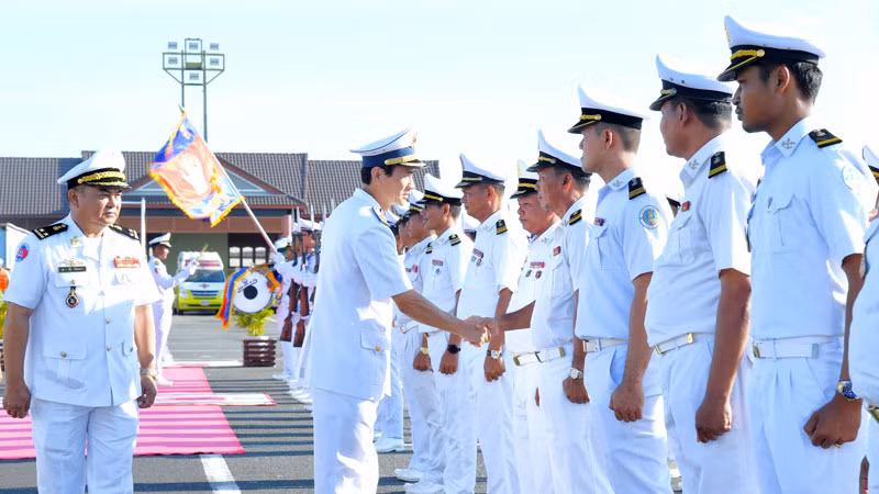 Căn cứ biển Ream, Hải quân Hoàng gia Campuchia đón đoàn công tác Vùng 5 Hải quân nhân dân Việt Nam tại cảng Sihanoukville.
