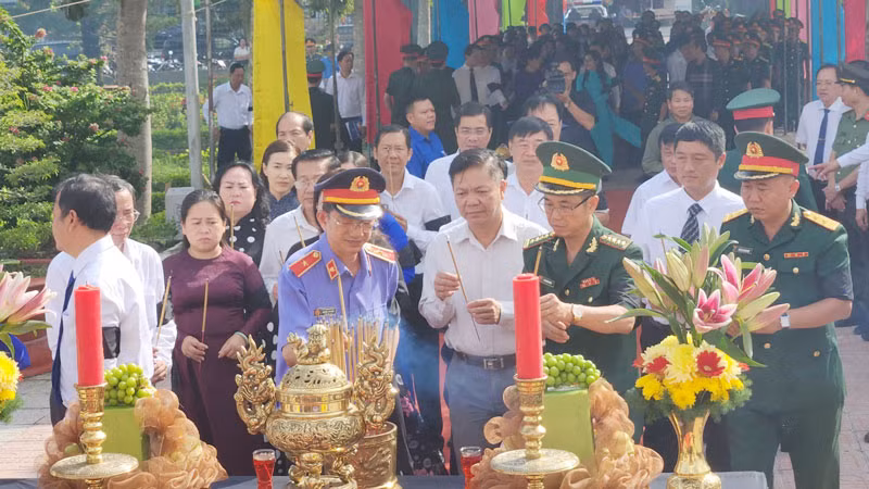 Đại biểu thắp hương tại Lễ truy điệu, an táng 28 hài cốt liệt sĩ.