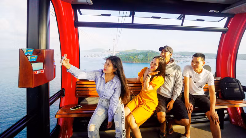 Khách du lịch trải nghiệm cáp treo Hòn Thơm.
