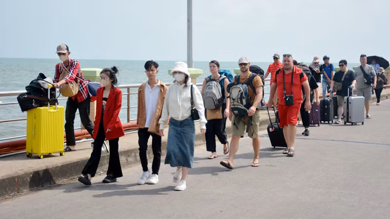 Khách du lịch đến Phú Quốc.