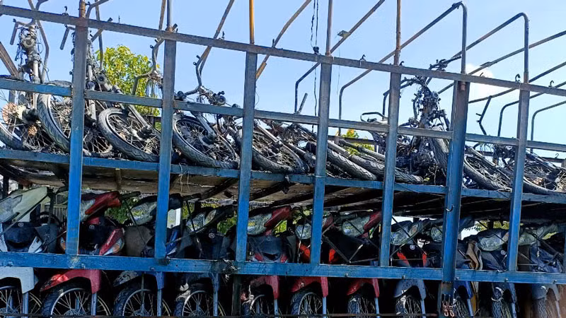 18 xe máy ở tầng trên thùng hàng xe tải đã bị cháy rụi.