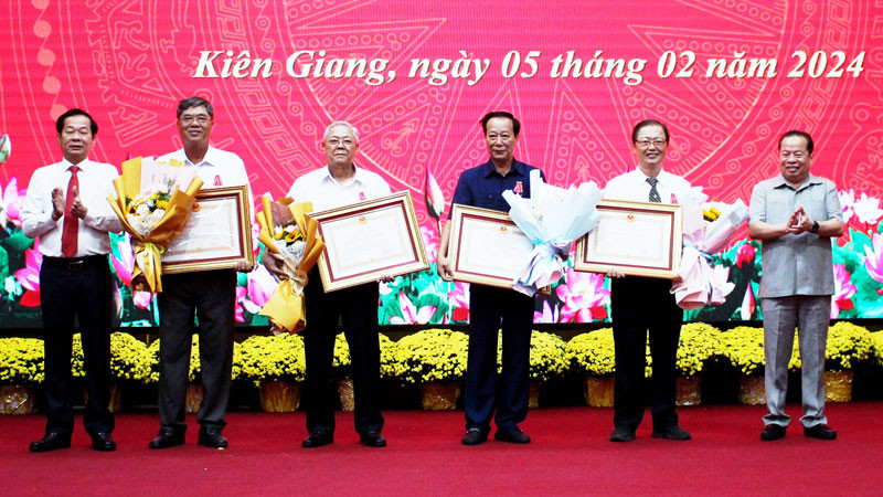 Bí thư Tỉnh ủy Kiên Giang Đỗ Thanh Bình (bìa trái) và Phó Bí thư Thường trực Tỉnh ủy Kiên Giang Mai Văn Huỳnh (bìa phải) trao Huân chương Lao động hạng nhì, hạng ba cho các cá nhân.