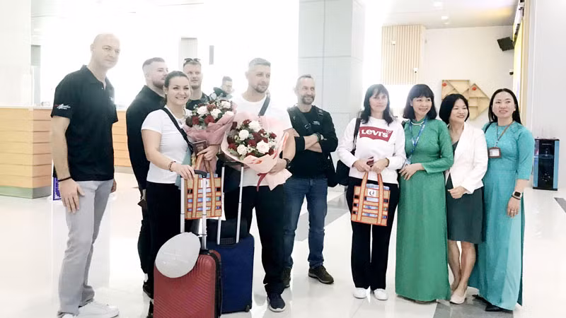 Lãnh đạo Trung tâm xúc tiến Đầu tư, Thương mại và Du lịch tỉnh Kiên Giang tổ chức đón khách từ Cộng hòa Séc đến tham quan, nghỉ dưỡng tại Phú Quốc. 