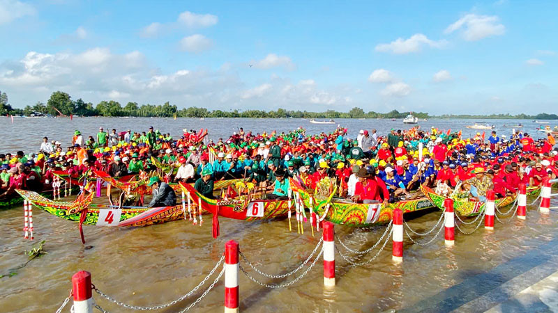 Các đội về dự giải đua ghe Ngo tại Ngày hội Văn hóa, Thể thao và Du lịch đồng bào Khmer tỉnh Kiên Giang lần thứ 16 năm 2024.