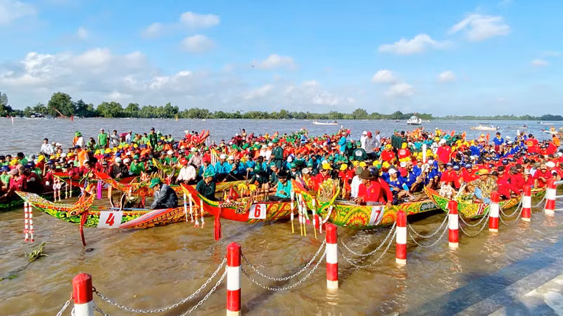 Các đội về dự giải đua ghe Ngo tại Ngày hội Văn hóa, Thể thao và Du lịch đồng bào Khmer tỉnh Kiên Giang lần thứ 16 năm 2024.