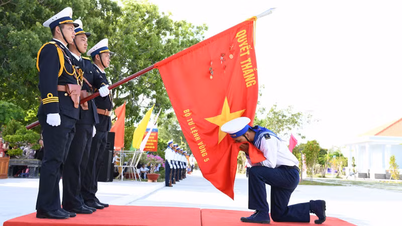 Chiến sĩ mới hôn quân kỳ trong lễ tuyên thệ.