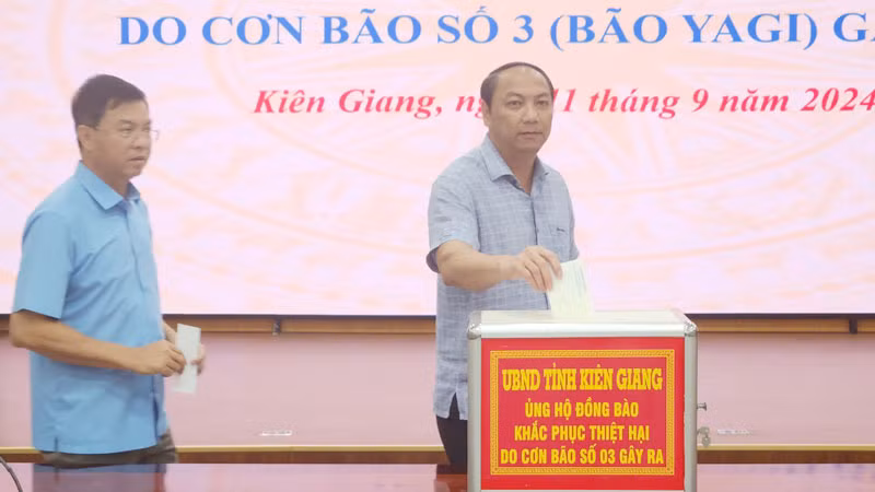 Chủ tịch Ủy ban nhân dân tỉnh Kiên Giang Lâm Minh Thành và thường trực Ủy ban nhân dân tỉnh ủng hộ đồng bào các tỉnh phía bắc bị thiệt hại sau bão số 3. 