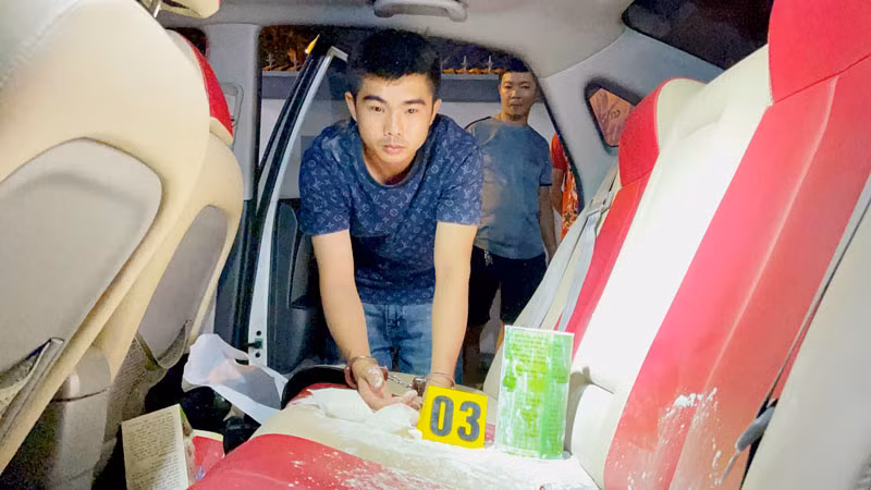 Đối tượng Lê Chí Nam và ma túy trên ô-tô. 