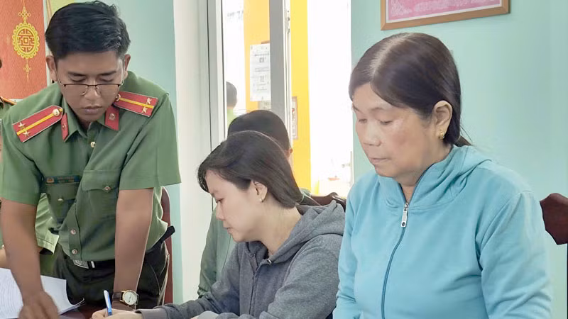 Đối tượng Trần Thị Hồng Duyên (giữa) và Bùi Thị Ánh Ngọc tại cơ quan công an.