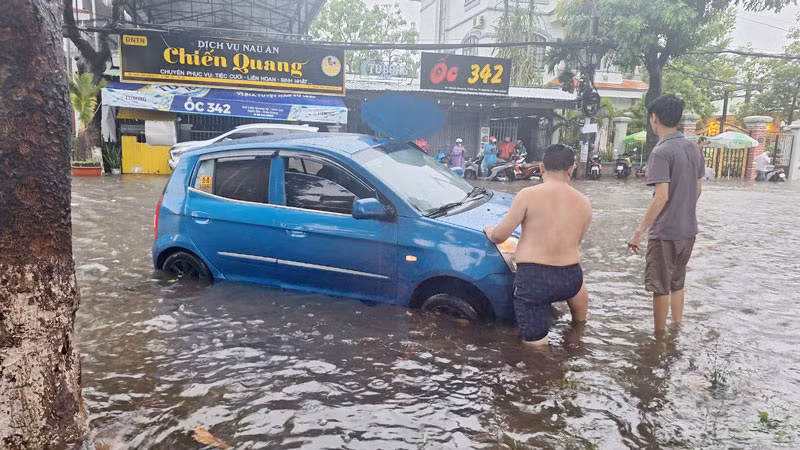Một số xe ô-tô cũng bị ngập nước và chết máy.