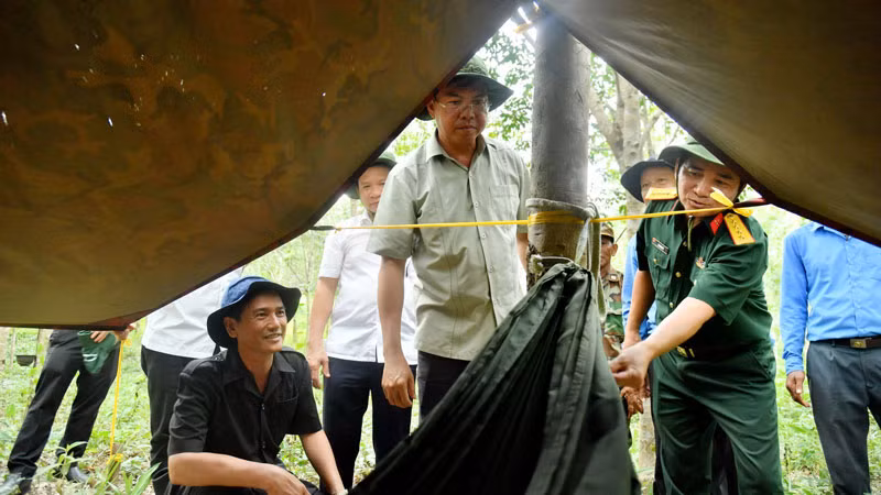 Lãnh đạo tỉnh Kiên Giang thăm nơi ở, làm việc của cán bộ, chiến sĩ Đội K92, đang thực hiện nhiệm vụ ở Campuchia.