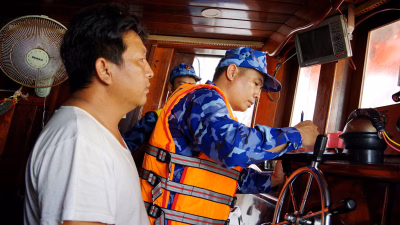 Lực lượng chức năng của Bộ Tư lệnh Vùng Cảnh sát biển 4 lập biên bản tàu vi phạm.