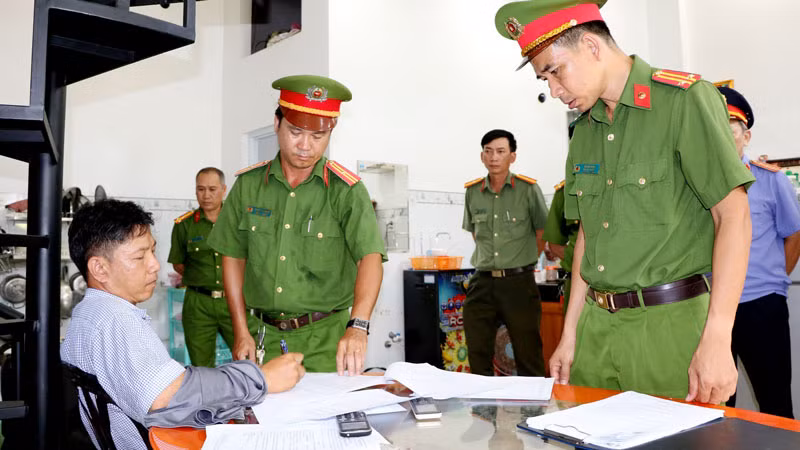 Công an làm việc với Dương Hồng Hiếu. (Ảnh: Công an cung cấp)