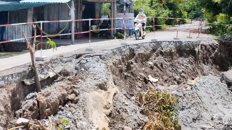 Nhiều đoạn lộ giao thông đường tỉnh 965 bị sạt lở nghiêm trọng. 