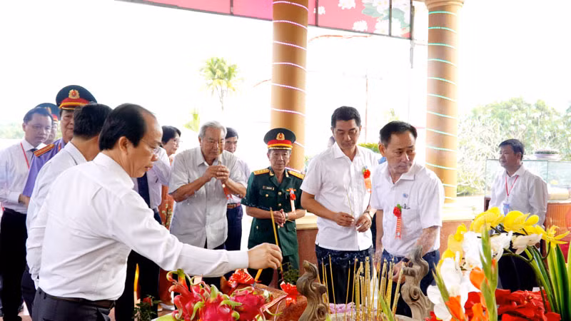 Đại biểu và đông đảo nhân dân đã tiến hành dâng hương và tưởng niệm Anh hùng lực lượng vũ trang nhân dân Phan Thị Ràng.