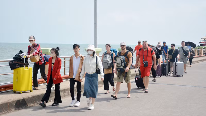 Khách du lịch đến Phú Quốc.