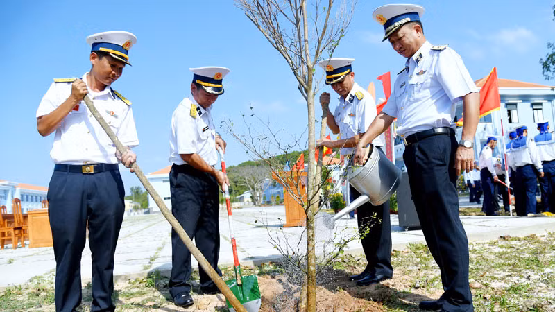 Thủ trưởng Bộ Tư lệnh Vùng 5 Hải quân cùng các đại biểu trồng cây sau lễ phát động. Thủ trưởng Bộ Tư lệnh Vùng 5 Hải quân cùng các đại biểu trồng cây sau lễ phát động.