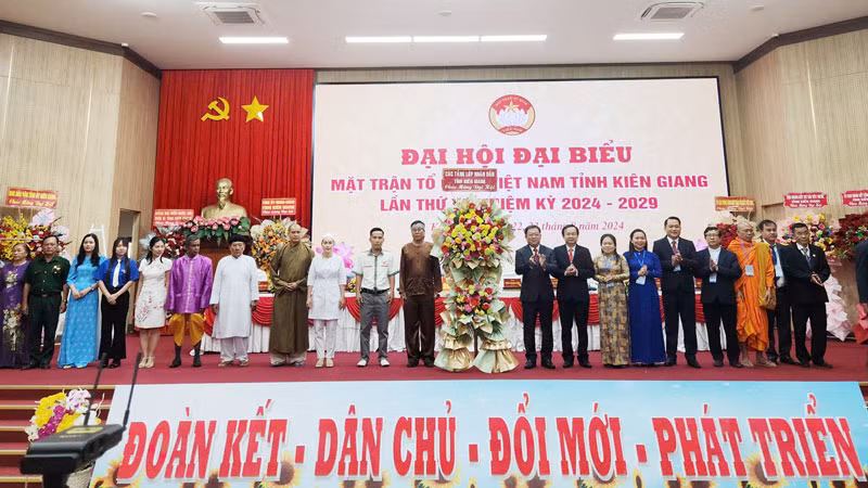 Đoàn đại biểu các chức sắc, tôn giáo, các dân tộc tặng hoa chúc mừng Đại hội.