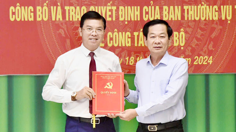 Ủy viên Trung ương Đảng, Bí thư Tỉnh ủy Kiên Giang Đỗ Thanh Bình (bên phải) trao quyết định cho đồng chí Nguyễn Lưu Trung. 