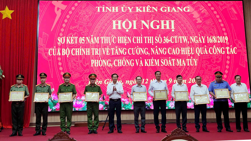 Ủy viên Trung ương Đảng, Bí thư Tỉnh ủy Kiên Giang Đỗ Thanh Bình trao bằng khen cho các tập thể có thành tích xuất sắc.