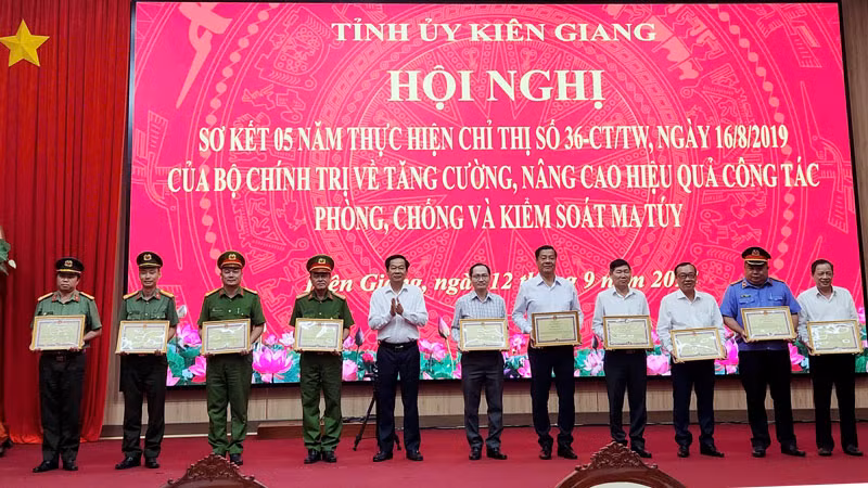 Ủy viên Trung ương Đảng, Bí thư Tỉnh ủy Kiên Giang Đỗ Thanh Bình trao bằng khen cho các tập thể có thành tích xuất sắc.