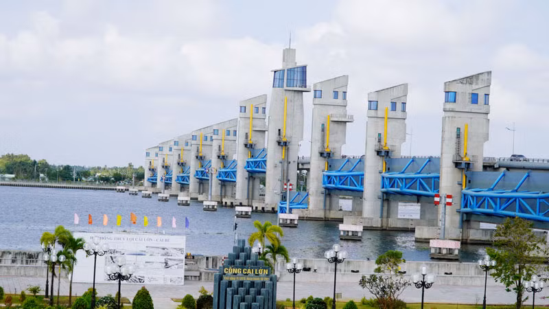 Cống ngăn mặn Cái Lớn đóng từ 9 đến 11 van để điều tiết nguồn nước, hạn chế xâm nhập mặn cũng như bảo vệ nước sinh hoạt, sản xuất cho người dân.